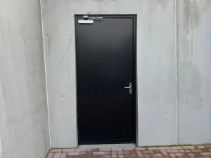 Brandwerende deur bij waterstoftankstation