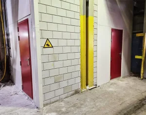 twee stalen brandwerende deuren in kleur rood