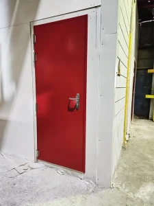 rode branddeur van staal