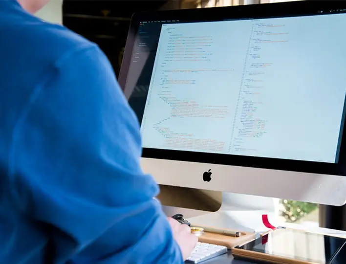 man achter computer