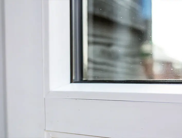 detail van een wit kunststof kozijn met blokprofiel