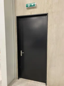 Utisteel branddeur RAL 9005 met veiligheidslicht erboven