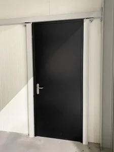 zwarte brandwerende deur van staal in brandwand