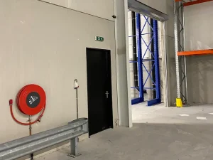 Brandwerende deur in compartimentswand productiehal